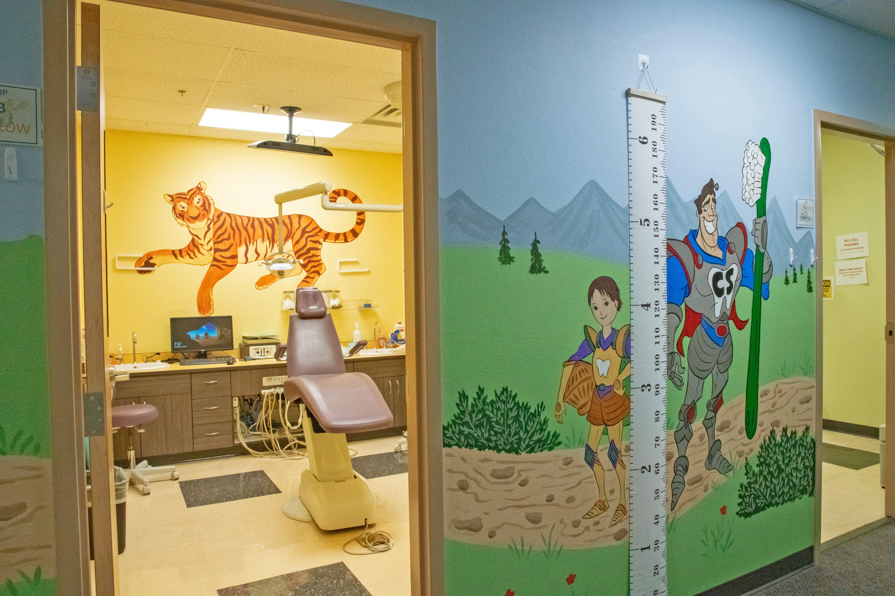 wall mural with height measurment for children