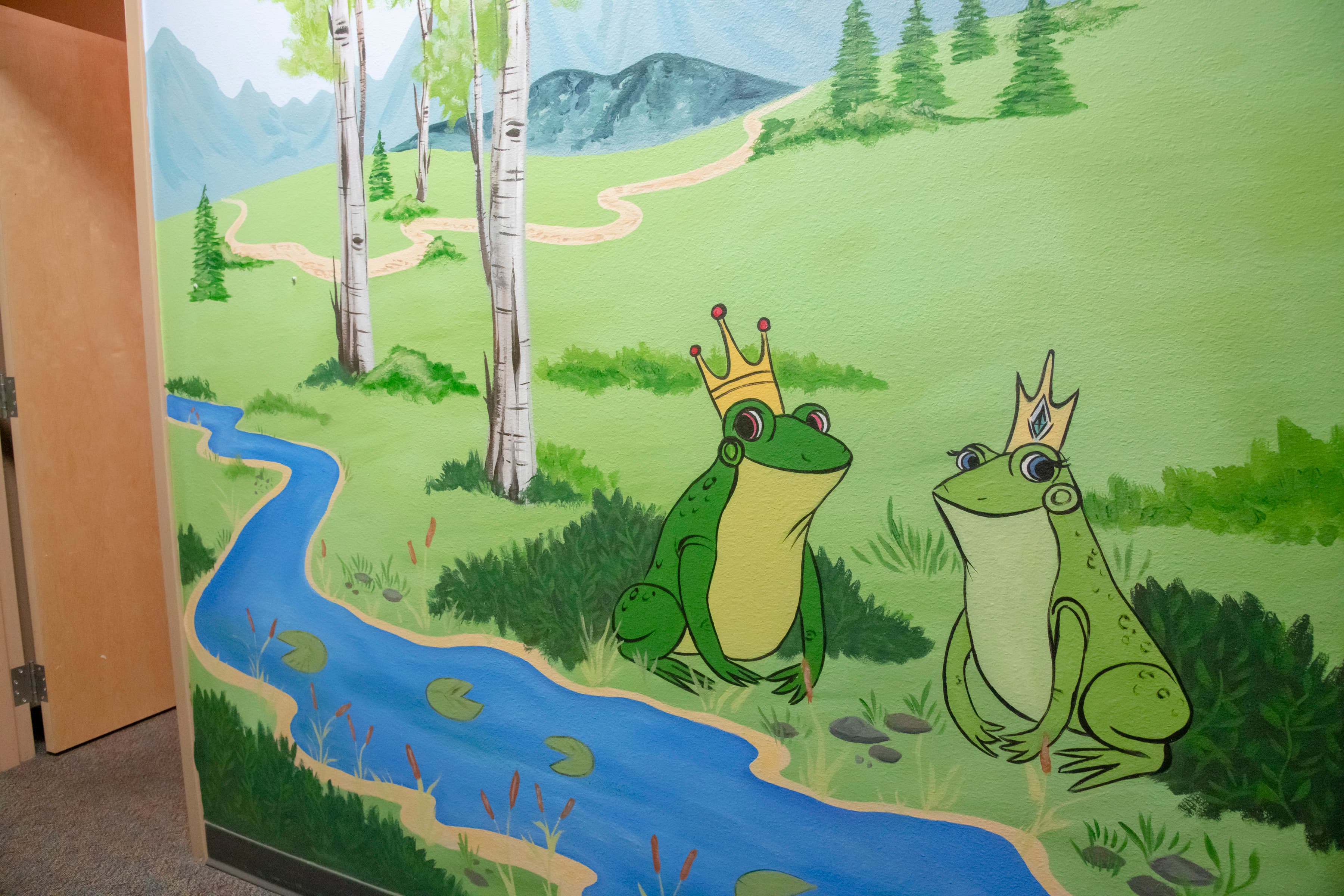 wall mural of two frogs wearing gold crowns