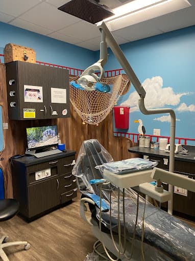 Dental and orthodontics exam room designed in oceanic motif with fishing net and seagull with one dental chair